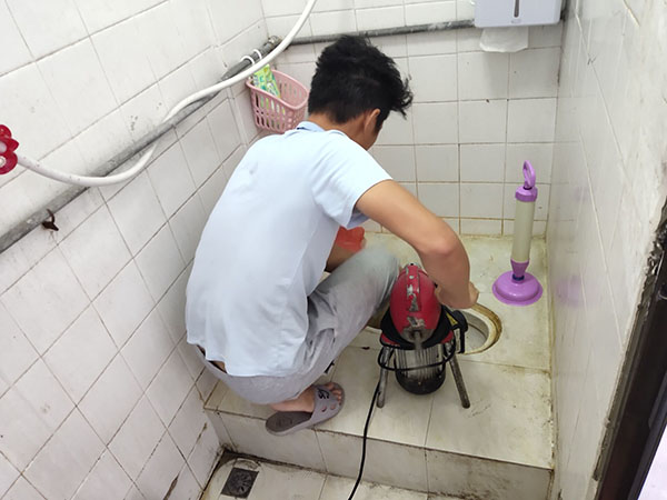 灯塔管道堵塞冒臭气 专业师傅现场解决问题