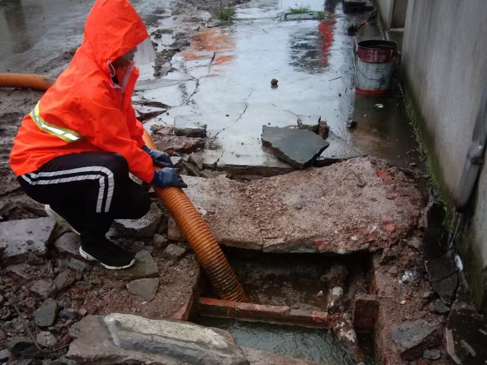 灯塔专业清理污水池 炜誉市政以规范流程守护城市 “肠道”