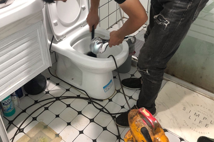 灯塔马桶堵塞自己疏通还是找师傅?专业上门服务让你省时更省心